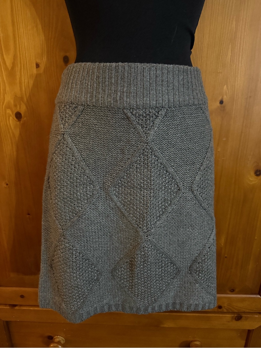 Cozy Gray Knit Diamond-Pattern Skirt